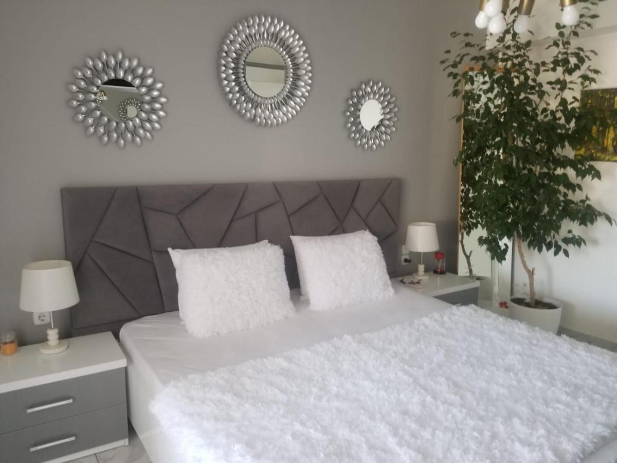 Anis Apartments Sarandë エクステリア 写真
